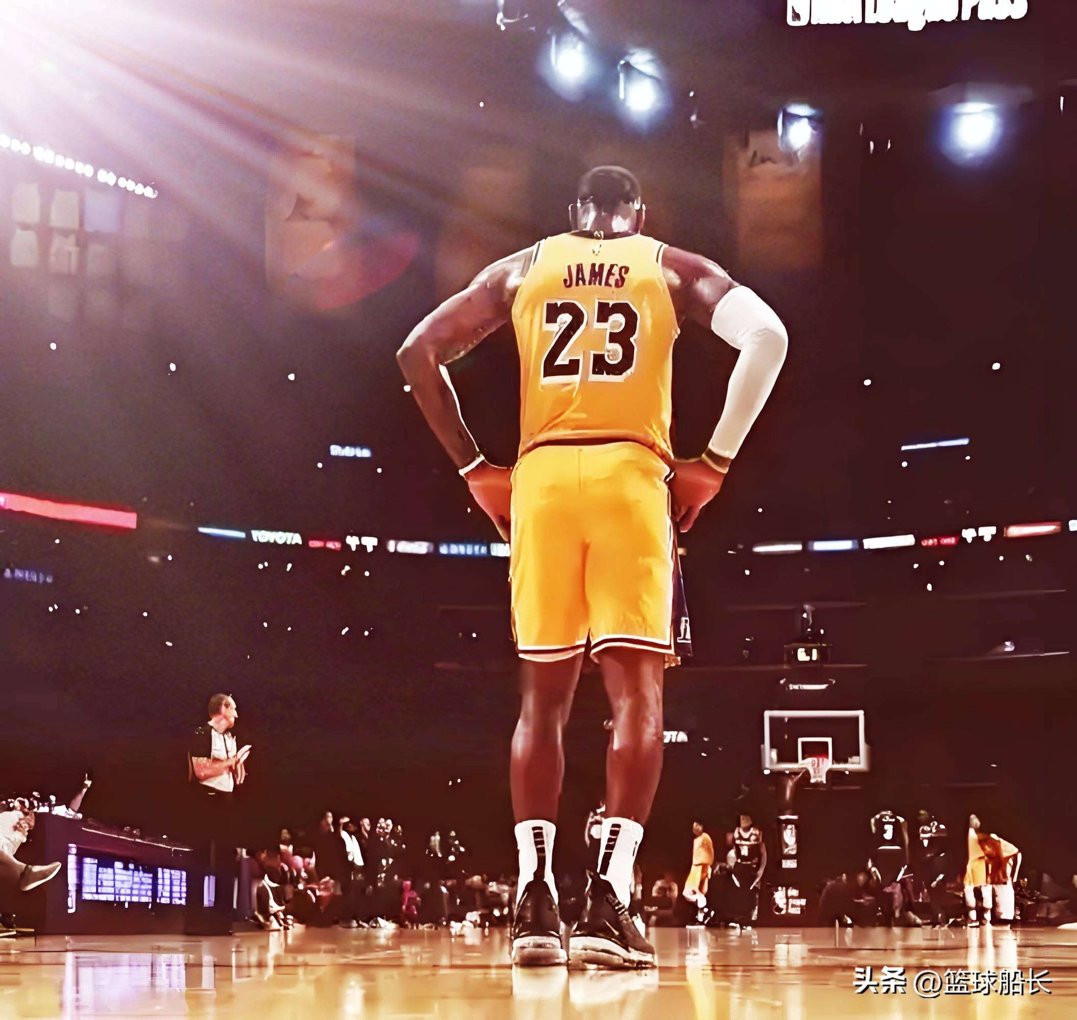 竞技宝- 雄鹿观众热烈欢呼！，詹姆斯迎来十二赛季出色发挥赛场气氛高涨