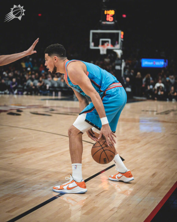 欧篮联倒计时，深圳男篮加时末段更衣室发声，细节引发关注，悬念犹存，年轻球员得到机会的简单介绍