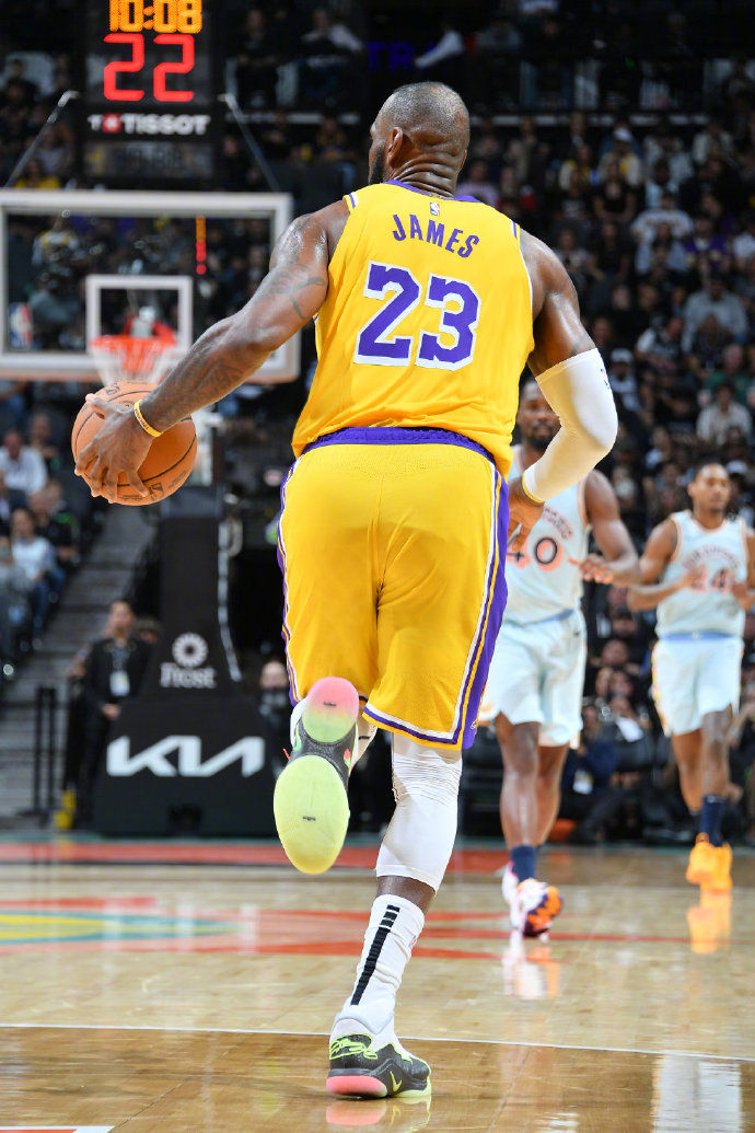 关于浓眉哥连续十五场比赛得分超过战术调整,湖人挑战极限!的信息 关于浓眉哥连续十五场比赛得分超过战术调整,湖人挑战极限!的信息